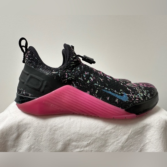 Nike React Metcon AMP 'Black Fire Pink' - Picture 2 of 5